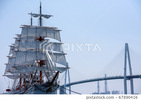新港橋和海上女士大型帆船Kaiohmaru 67890416