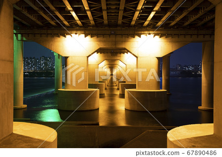 Symmetry of Jamsil Bridge piers Symmetry of Jamsil Bridge piers 67890486