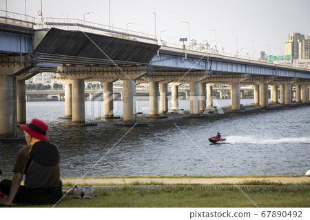 Scenery under Mapo Bridge on the Han River in Seoul Scenery under Mapo Bridge on the Han River in Seoul 67890492