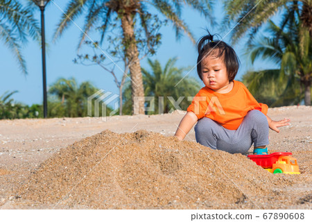 cheerful daughter girl funny digging playing toy 67890608