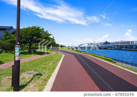 Clear river edge 67891039