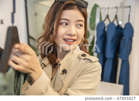 Women Shopping 67891627