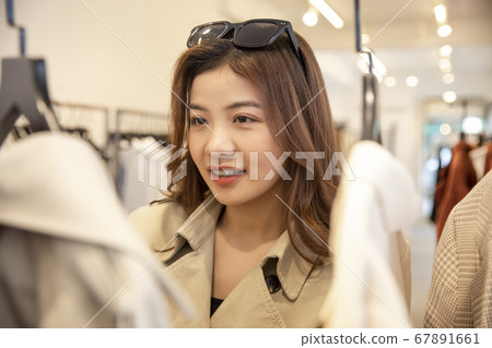 Women Shopping 67891661