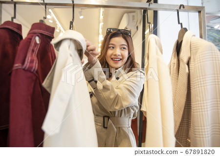 Women Shopping 67891820