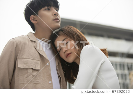 夫妻在城裡走 67892033