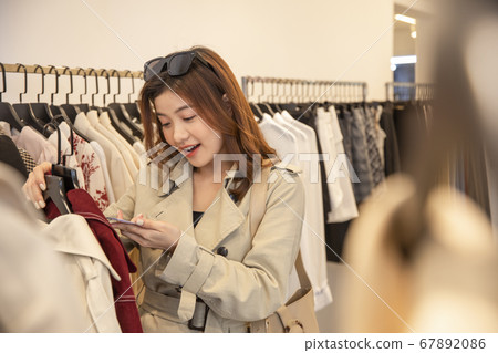 Women Shopping 67892086