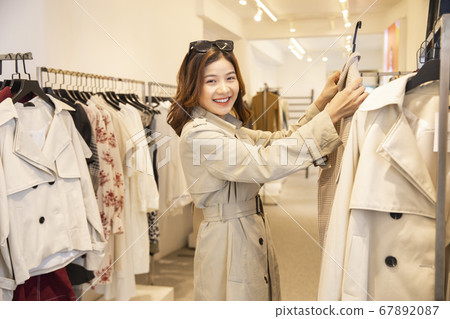 Women Shopping Women Shopping 67892087