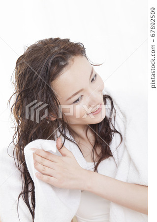 女人擦頭髮 女人擦頭髮 67892509