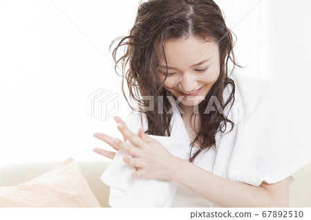 女人擦頭髮 女人擦頭髮 67892510