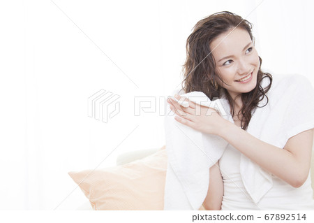 女人擦頭髮 女人擦頭髮 67892514