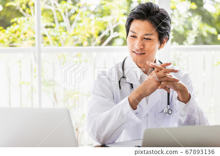 Physicians undergoing online treatment 67893136