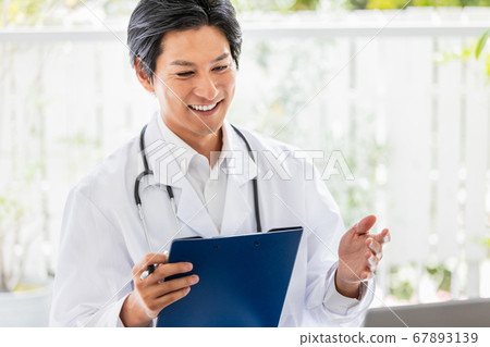 Physicians undergoing online treatment 67893139