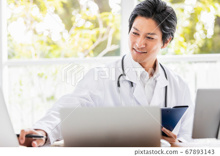 Physicians undergoing online treatment 67893143