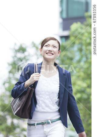 OL walking in the city OL walking in the city 67893356