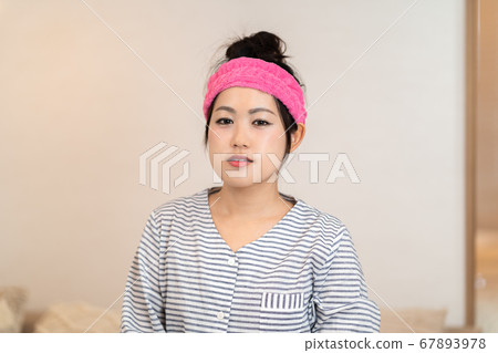 年輕的家庭主婦,有頭巾的頭髮 年輕的家庭主婦,有頭巾的頭髮 67893978