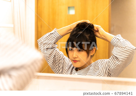 年輕的家庭主婦，早上站在浴室 67894141