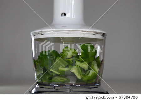 食物處理器中的辣椒 67894700