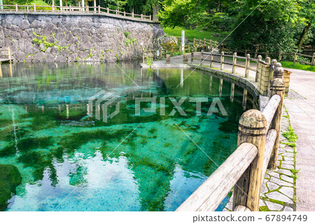 鹿兒島縣佑水町丸池泉水:清澈的泉水水源,被評為日本100佳泉水之一。 鹿兒島縣佑水町丸池泉水:清澈的泉水水源,被評為日本100佳泉水之一。 67894749