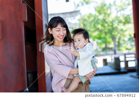 Boy and mother wearing hakama 10 months 67894912