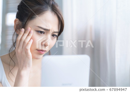 Skin care image A woman who cares about her skin Skin care image A woman who cares about her skin 67894947