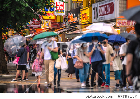 日本的東京城市景觀：東京秋葉原，即使在雨中也戴著口罩= 7月26日，連續4個假期的最後一天 67895117