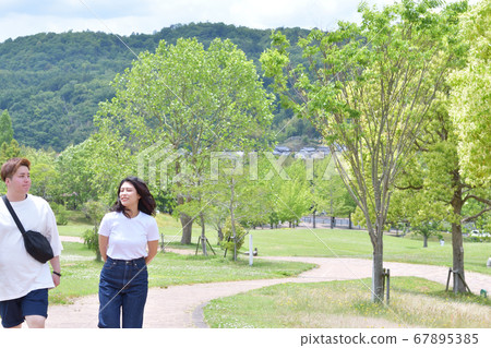 White couple dating in the park 67895385