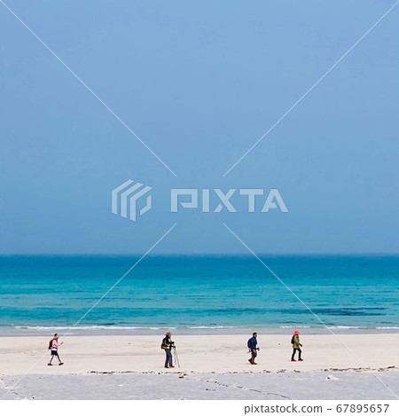 在濟州海灘上行走的人 在濟州海灘上行走的人 67895657