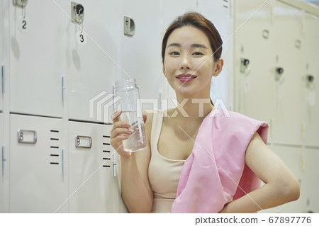 休閒，年輕女子，更衣室，更衣室，鍛煉，運動，健康，健身中心，健身中心，體育中心 67897776