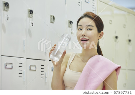 Relaxation, young woman, locker room, locker room, exercise, sports, health, fitness center, fitness center, sports center 67897781