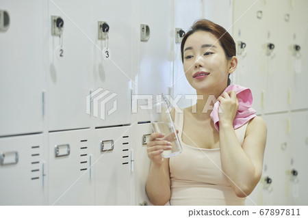 Relaxation, young woman, locker room, locker room, exercise, sports, health, fitness center, fitness center, sports center 67897811