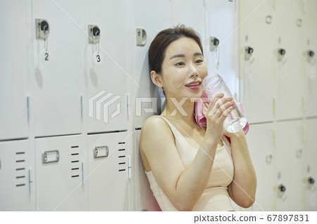休閒，年輕女子，更衣室，更衣室，鍛煉，運動，健康，健身中心，健身中心，體育中心 67897831