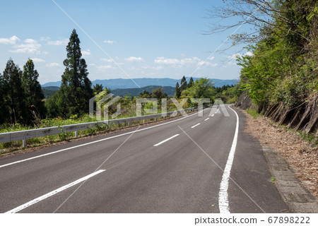 延伸到郊區的道路 67898222