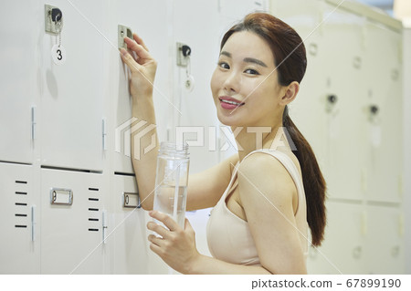 Relaxation, young woman, locker room, locker room, exercise, sports, health, fitness center, fitness center, sports center Relaxation, young woman, locker room, locker room, exercise, sports, health, fitness center, fitness center, sports center 67899190