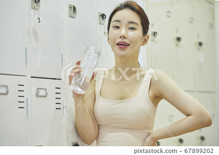 Relaxation, young woman, locker room, locker room, exercise, sports, health, fitness center, fitness center, sports center Relaxation, young woman, locker room, locker room, exercise, sports, health, fitness center, fitness center, sports center 67899202