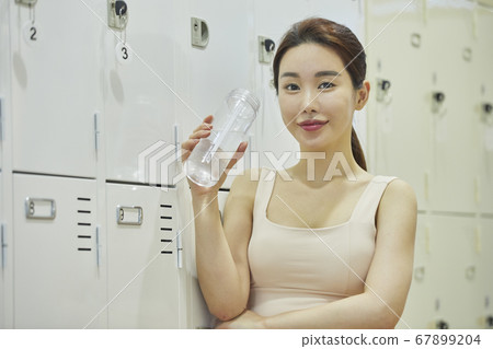 Relaxation, young woman, locker room, locker room, exercise, sports, health, fitness center, fitness center, sports center Relaxation, young woman, locker room, locker room, exercise, sports, health, fitness center, fitness center, sports center 67899204