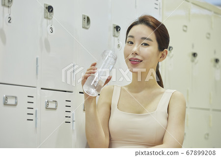 Relaxation, young woman, locker room, locker room, exercise, sports, health, fitness center, fitness center, sports center 67899208