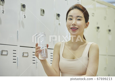 Relaxation, young woman, locker room, locker room, exercise, sports, health, fitness center, fitness center, sports center Relaxation, young woman, locker room, locker room, exercise, sports, health, fitness center, fitness center, sports center 67899213