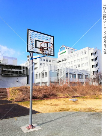 籃筐,醫院和天空 籃筐,醫院和天空 67899428