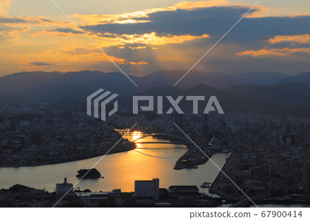 The Kagamigawa River that is dyed in the setting sun (from Godaiyama Observatory, Kochi Prefecture) 67900414