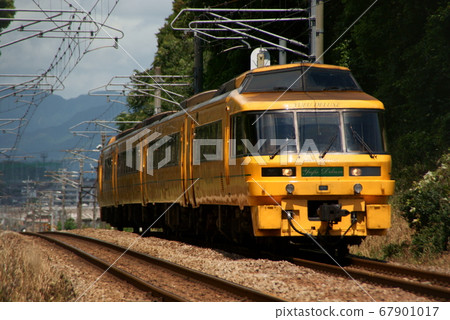 Limited express Yufu DX running up the slope 67901017