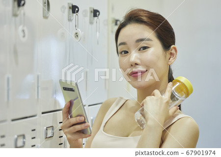 Relaxation, young woman, locker room, locker room, exercise, sports, health, fitness center, fitness center, sports center Relaxation, young woman, locker room, locker room, exercise, sports, health, fitness center, fitness center, sports center 67901974
