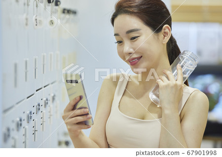 Relaxation, young woman, locker room, locker room, exercise, sports, health, fitness center, fitness center, sports center 67901998