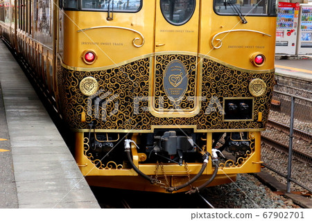 A train JR Kyushu sweet train A train sightseeing train A train JR Kyushu sweet train A train sightseeing train 67902701