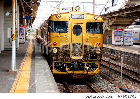 A train JR Kyushu sweet train A train sightseeing train A train JR Kyushu sweet train A train sightseeing train 67902702