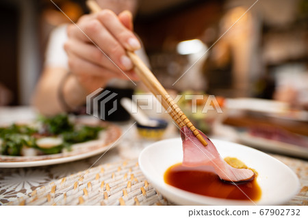 女人在生魚片中加醬油 女人在生魚片中加醬油 67902732