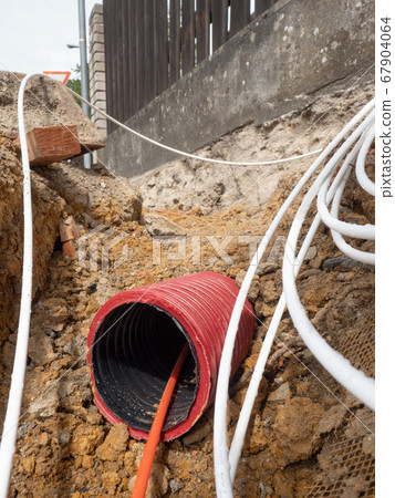 Cables sticking out of the safety tube in the 67904064