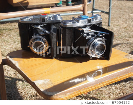 椅子上的複古相機 67904152