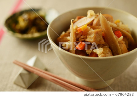 Chicken and burdock cooked rice 67904288