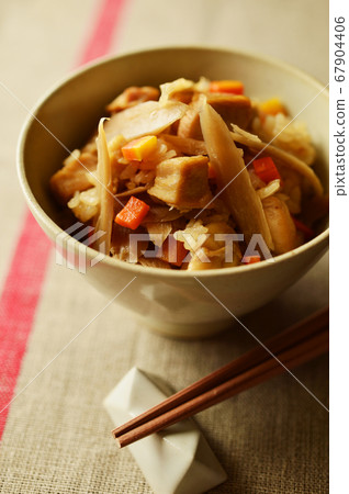 雞肉和牛蒡煮熟的米飯 67904406