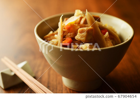 雞肉和牛蒡煮熟的米飯 雞肉和牛蒡煮熟的米飯 67904654